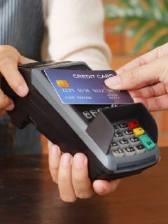 Illustration of contactless credit card with benefits highlighted